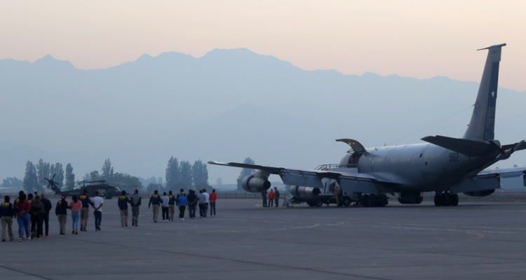 Tras expulsión de 44 extranjeros por delitos oposición apunta al Gobierno por 30 mil casos pendientes