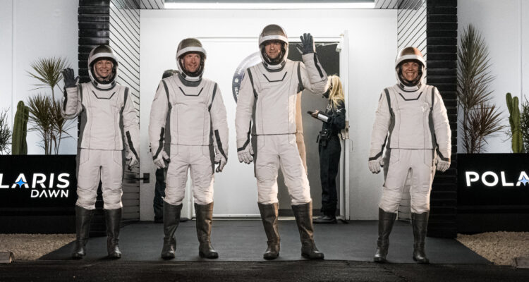 Tripulación de la primera caminata espacial de SpaceX