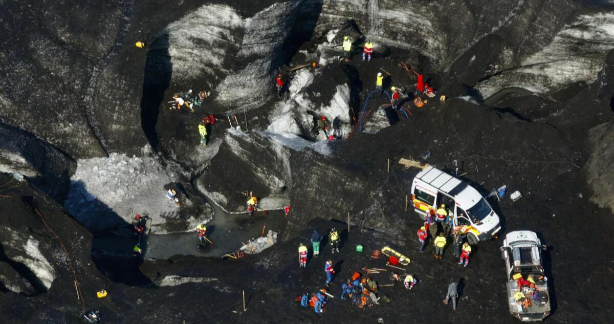 Un turista murió y otra resultó herida luego de que una cueva de hielo se derrumbara sobre ellos en el glaciar Breidamerkurjokull, en Islandia.