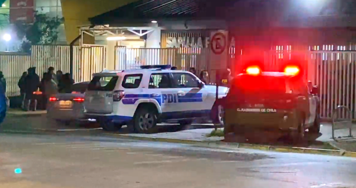 Un muerto y un herido deja tiroteo en plena vía pública en Peñalolén: desconocido disparó desde auto