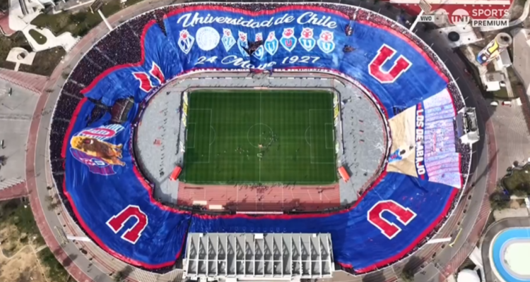 La gigantesca bandera de La U en el Superclásico ante Colo Colo.
