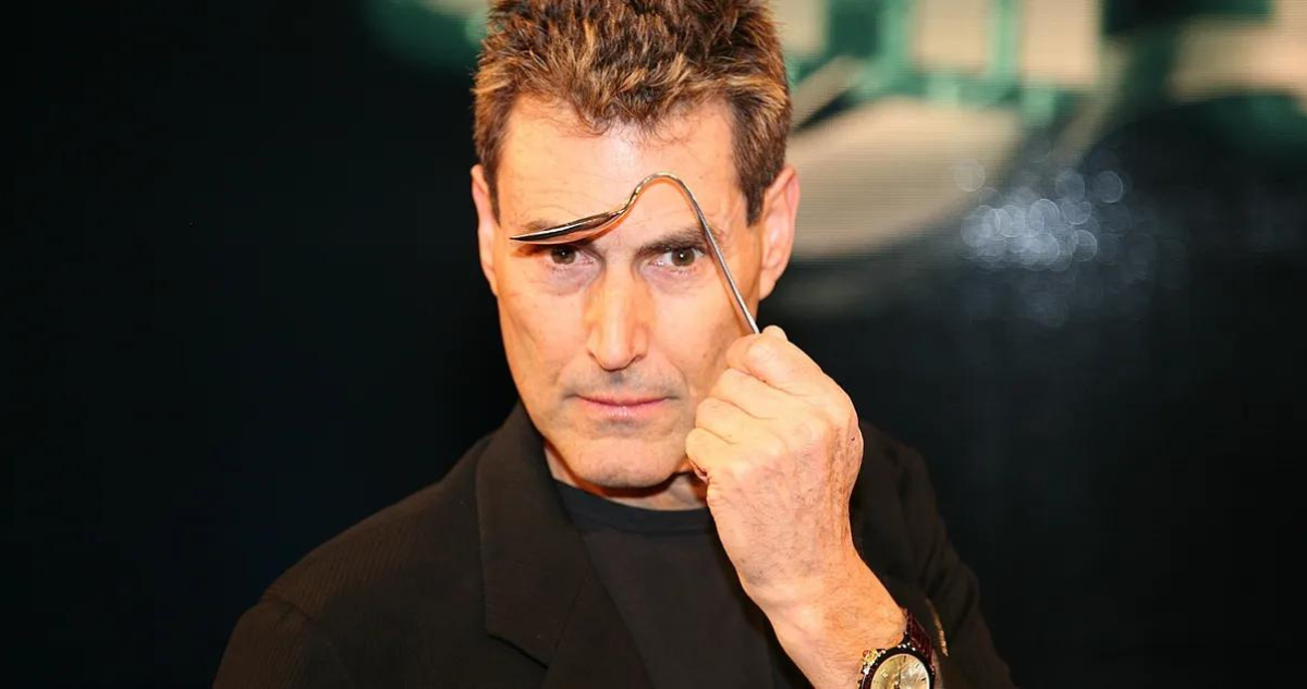 Uri Geller, el ilusionista, gana subasta de los lentes de sol con filtro azul de John Lennon.