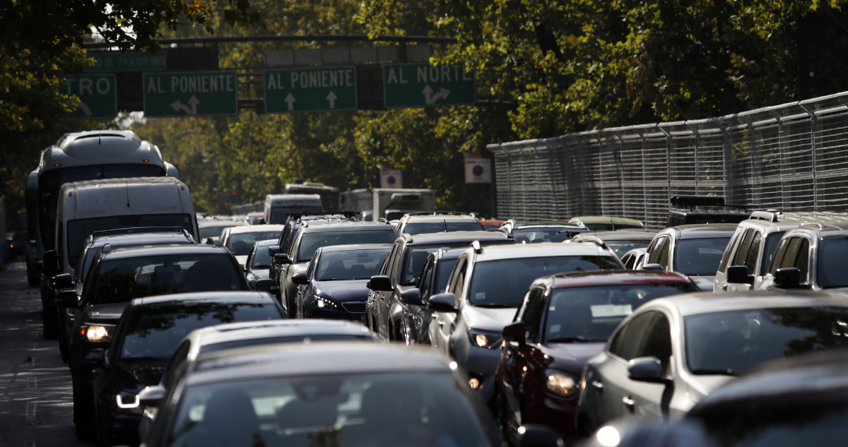 Ministro Muñoz califica como “preocupante” el aumento de uso de autos en la RM