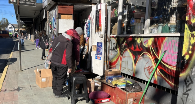 Robo afecta a dueño de kiosko ubicado en pleno centro de Valdivia: le robaron mercancía