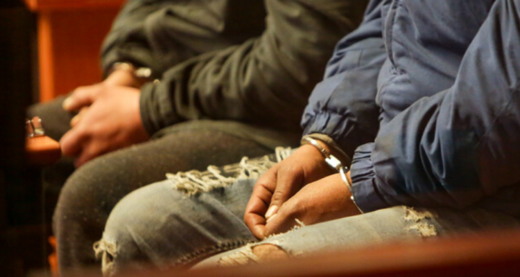 Adolescente le disparó a hombre que compraría drogas en Valdivia: joven recibió orden desde la cárcel