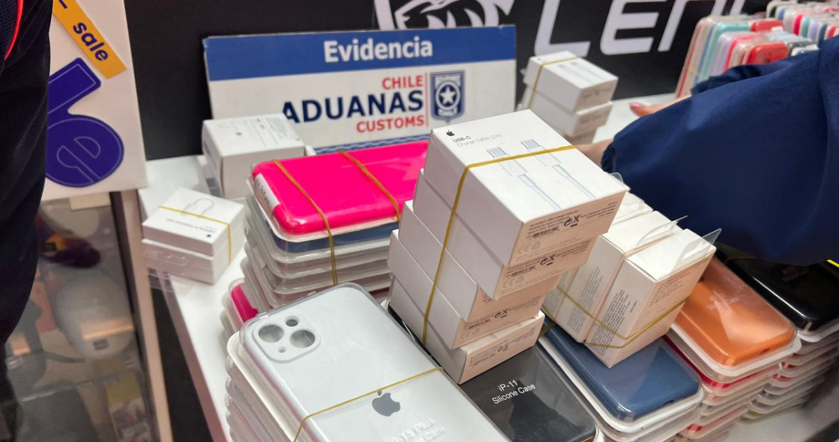 Realizan millonaria incautación de 546 productos Apple falsificados en mall de Concepción