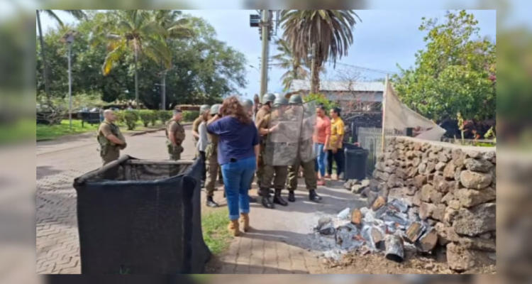 Vecinos de Rapa Nui se manifiestan fuera de oficina de BB.NN: piden reposición de suministro eléctrico