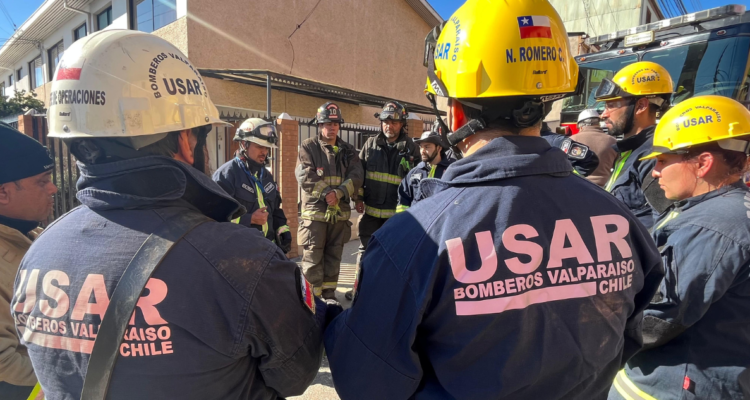 Colapso de casa en cerro Barón deja un muerto y 3 heridos: rescate de cuerpo tardaría mas de 24 horas
