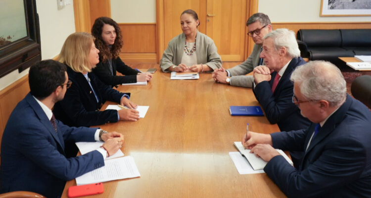Van Klaveren y embajadora de Italia abordaron crisis por prolongado corte de energía de Enel
