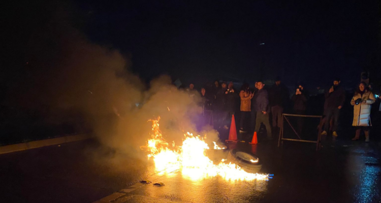 Vecinos cortan Avenida Pedro de Valdivia en Temuco: exigen reposición del suministro eléctrico