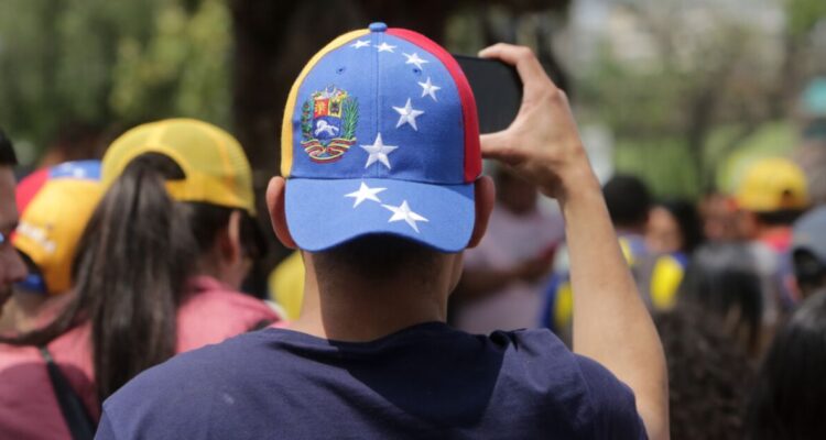 UDI pide nacionalizar por gracia a siete venezolanos perseguidos por el régimen de Nicolás Maduro