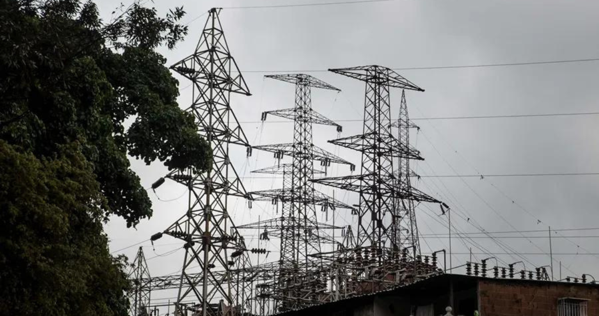 Fotografía de antenas y cableado eléctrico en una zona popular en Caracas