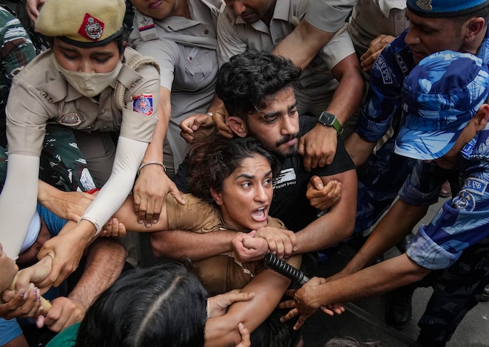 Vinesh Phogat luchando en India.