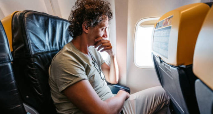 5 cosas que nunca, pero nunca, deberías hacer durante un vuelo
