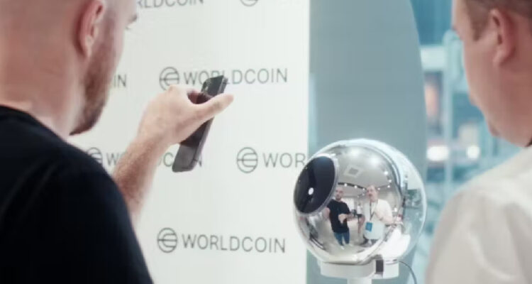 Sernac anuncia demanda contra empresa que escanea el iris y arriesga multas por hasta $60 millones