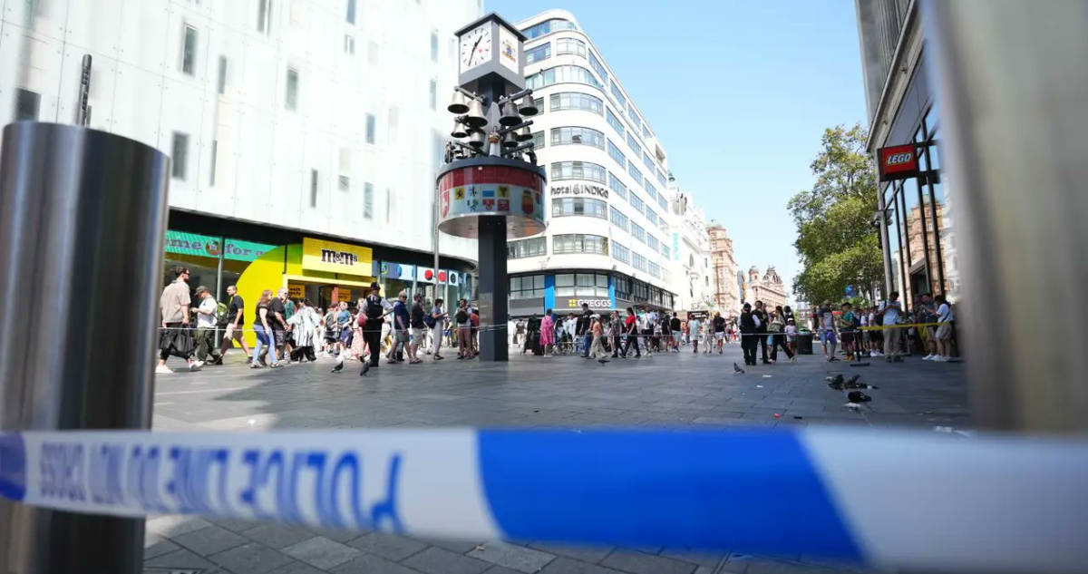 Una mujer y una niña de 11 años fueron apuñaladas en pleno centro de Londres: hay un hombre detenido