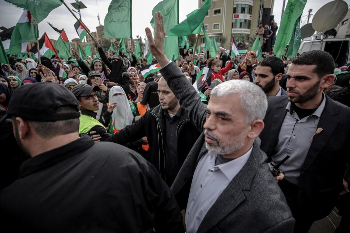 Yahya Sinwar en una manifestación de Hamás para conmemorar el 31º aniversario del grupo en Gaza 