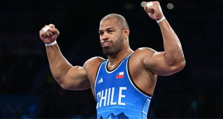 Yasmani Acosta celebra su paso a la final de Lucha en los JJOO.