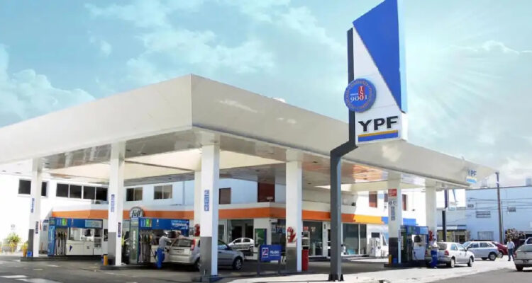 La petrolera argentina YPF sube sus ganancias un 65% en la primera mitad del año