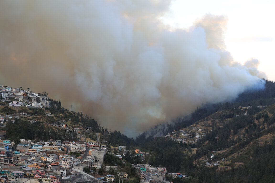 La capital de Ecuador, Quito, sufre por megaincendio forestal atribuido a terroristas