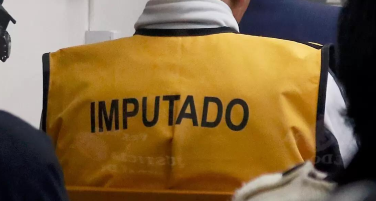 Alto funcionario público de Magallanes es formalizado por abusar de hija e hijastra: quedó libre
