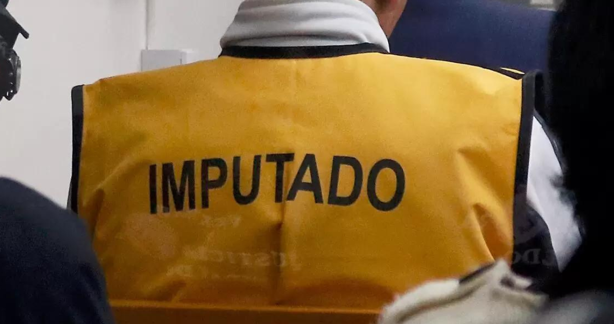 Alto funcionario público de Magallanes es formalizado por abusar de hija e hijastra: quedó libre
