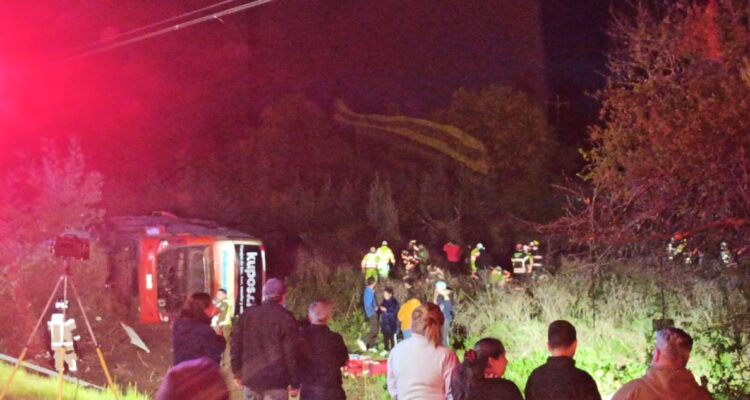Región del Ñuble: al menos 10 lesionados deja choque de bus con un poste en comuna de Ñiquén