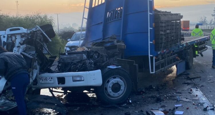 Grave accidente entre dos camiones en la Ruta 78 deja tres lesionados