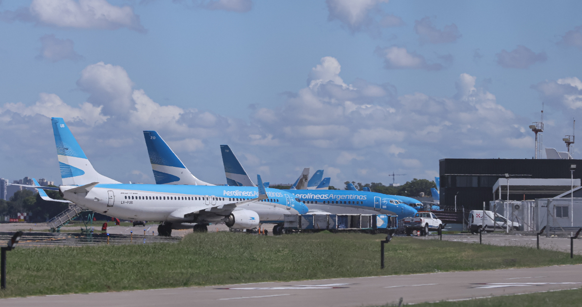 Milei decreta como esencial al transporte aéreo y fija en qué deben consistir los servicios mínimos