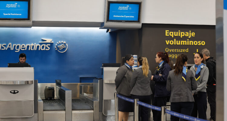 Continúan “saneando las cuentas públicas”: 1.500 trabajadores ya han salido de Aerolíneas Argentinas
