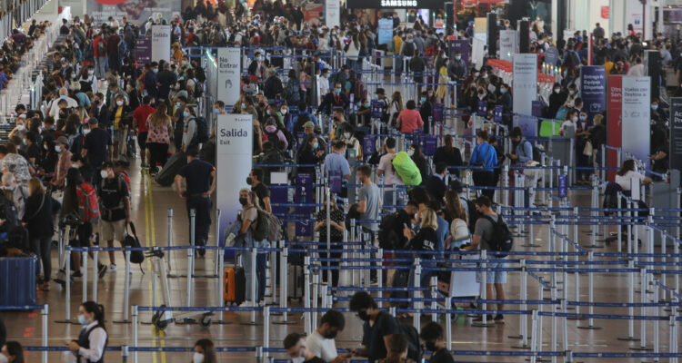 La huelga que realizarán trabajadores de aeropuerto de Santiago y que complicaría las Fiestas Patrias