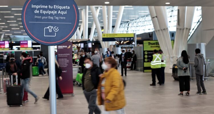 Trabajadores del Aeropuerto de Santiago confirman huelga desde este jueves a horas del “18 XL”