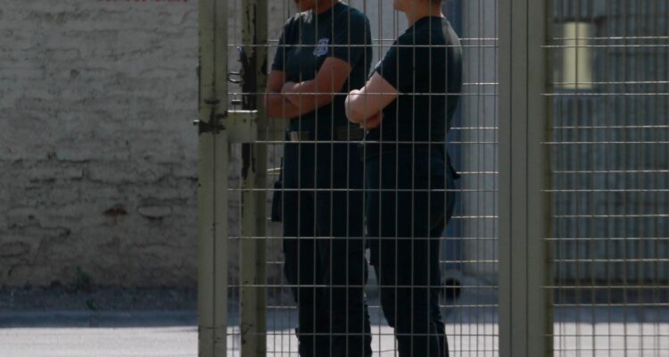 Agresión a gendarme en cárcel de Puerto Montt: internas son trasladadas a otro penal
