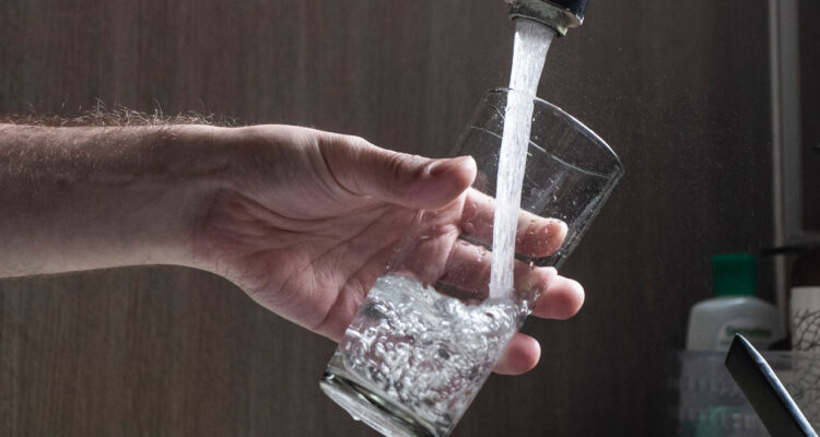 Imagen de contexto por el corte de agua que afectará a las comunas de Providencia y Ñuñoa el próximo fin de semana.