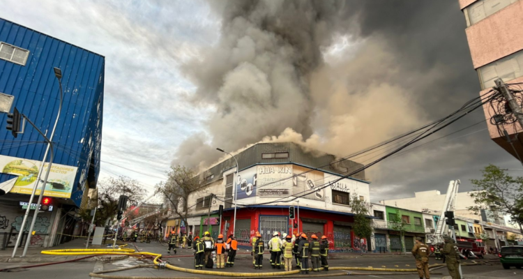 al-menos-siete-locales-afectados-por-masivo-incendio-en-pleno-barrio-meiggs-750x400.png