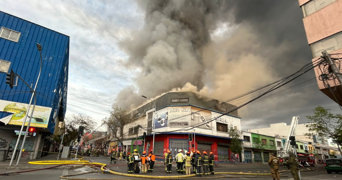Al menos siete locales afectados por masivo incendio en pleno barrio Meiggs
