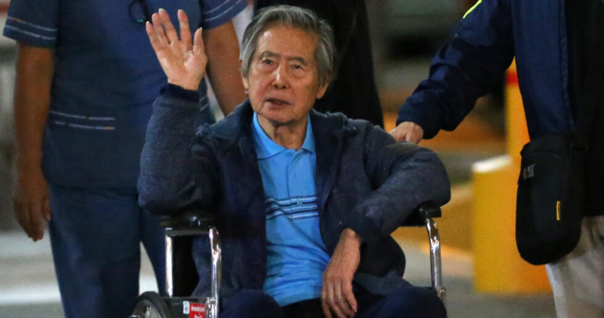 Alberto Fujimori saluda al salir del hospital Centenario, en Lima, el 4 de enero de 2018 