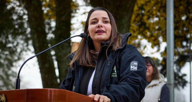Imagen de la alcaldesa de Valdivia por estudios en terreno de nuevo relleno sanitario Morrompulli