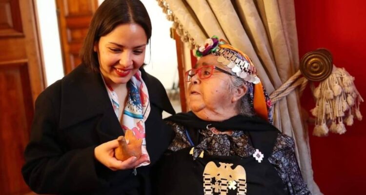 La Araucanía: alfarera mapuche recibe premio a trayectoria nacional en cultura tradicional