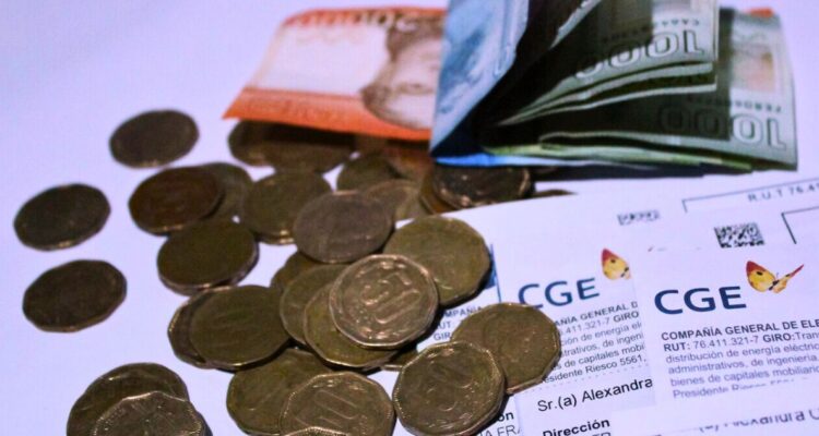 “Es muy lamentable”: expertos manifiestan preocupación ante nuevo alza de 23% en cuentas de la luz
