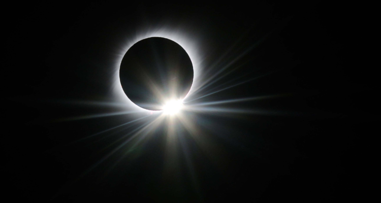 Por qué el próximo eclipse solar es llamado ‘anillo de fuego’ y en qué lugar de Chile podrá verse anillo de fuego