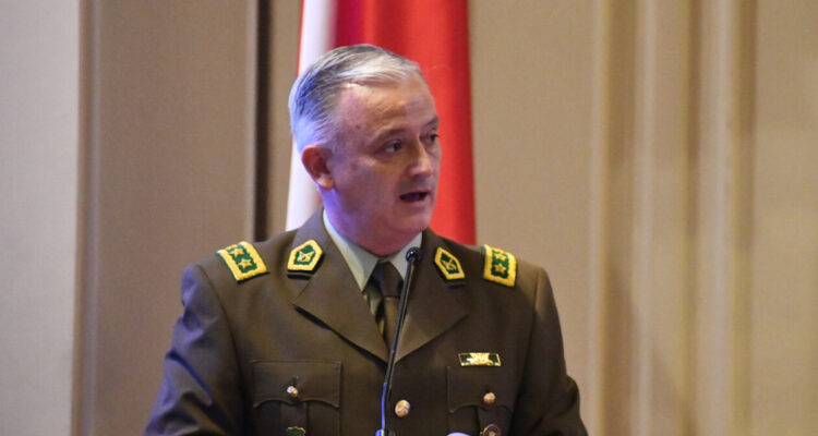 Presidente Boric nombra a general Araya como nuevo director de Carabineros tras renuncia de Yáñez