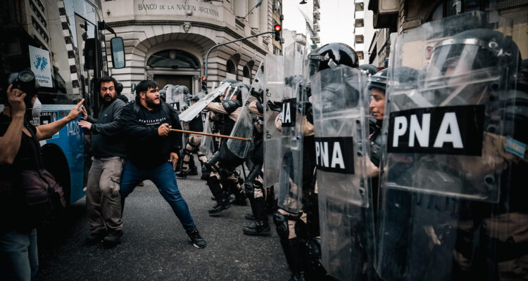 Manifestantes se enfrentan a la Policía en los alrededores del Congreso