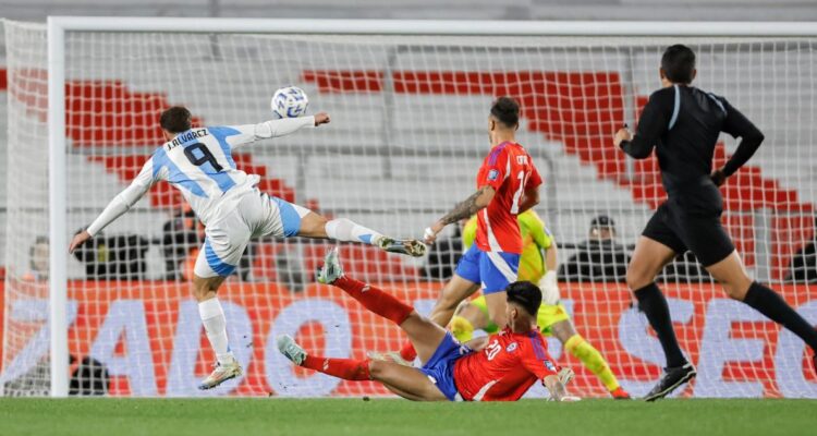 Argentina goleó a La Roja en Buenos Aires por las Eliminatorias