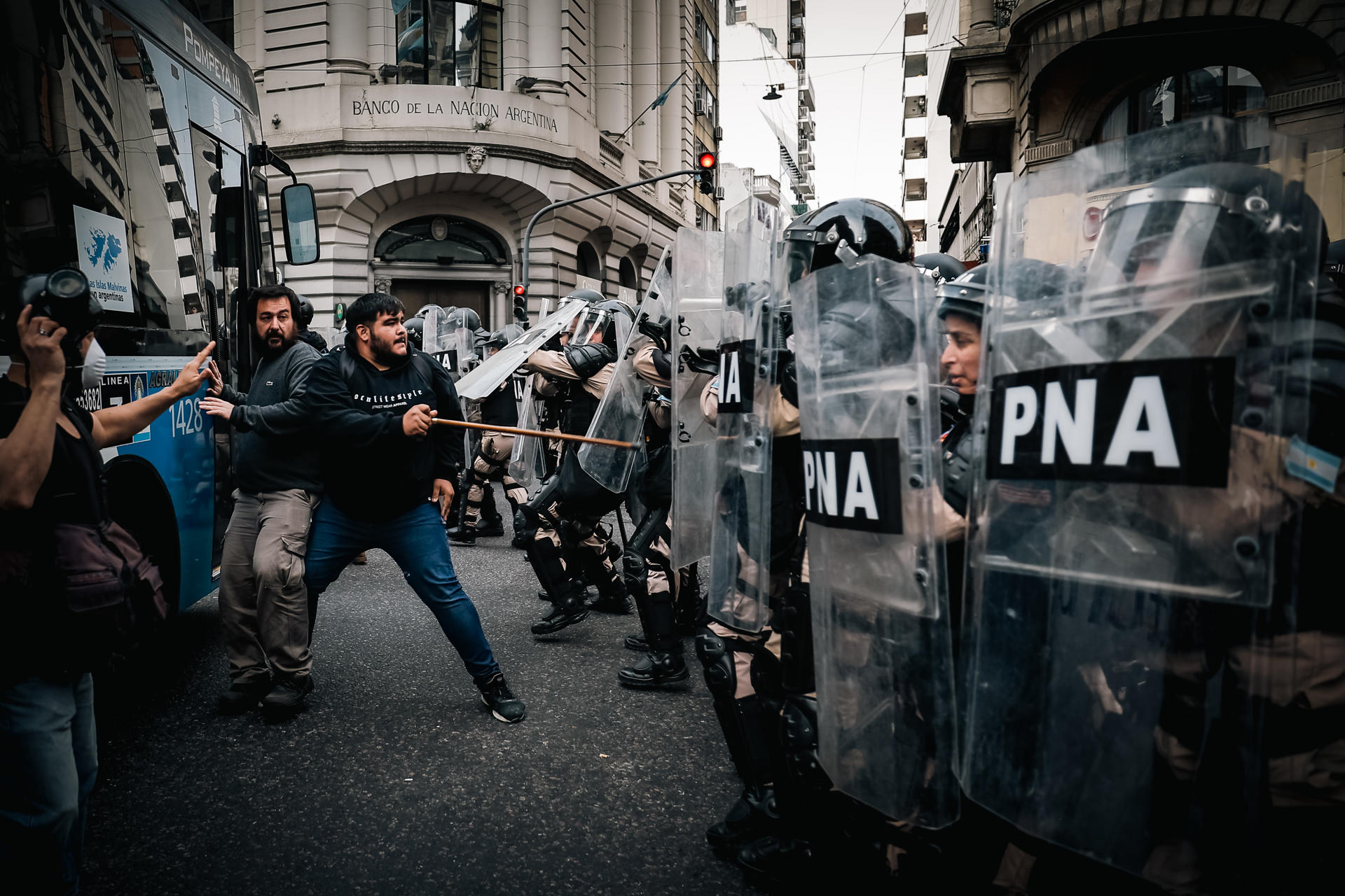 Manifestantes se enfrentan a la Policía en los alrededores del Congreso