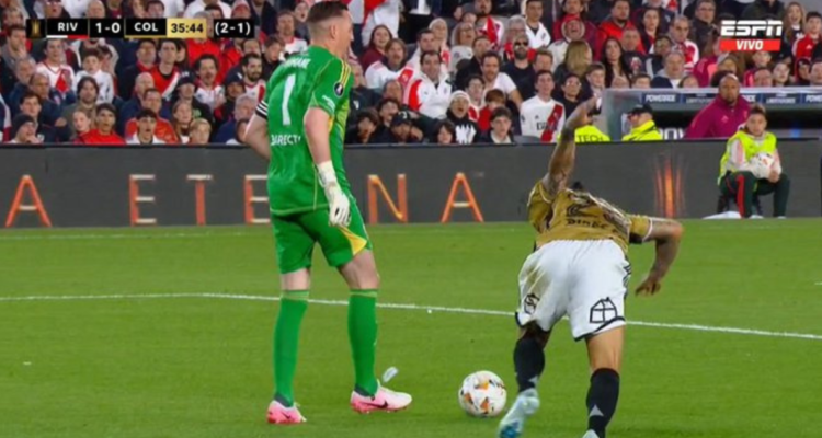 Las burlas de hinchas de River Plate a Arturo Vidal tras amague de Franco Armani.