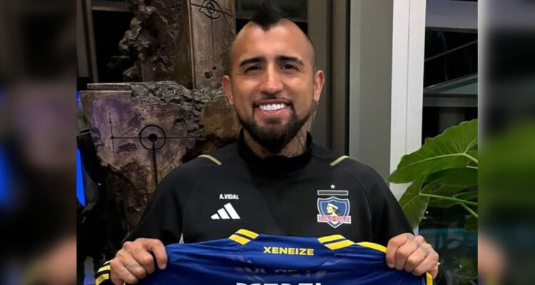 Arturo Vidal posó con camiseta del archirrival de River Plate.