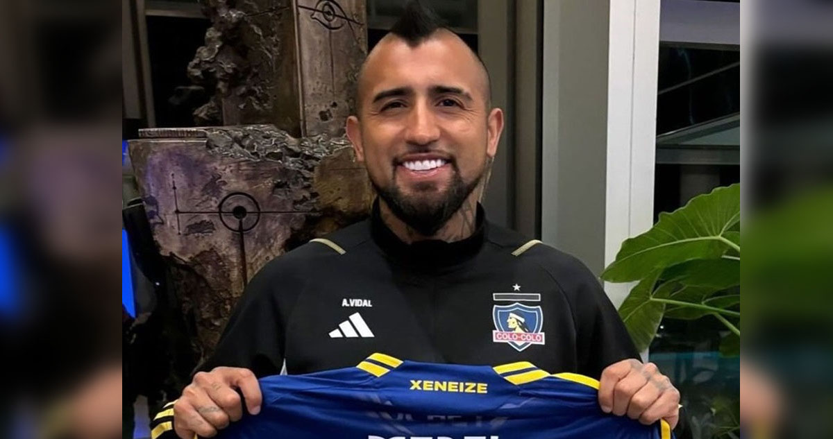 Arturo Vidal posó con camiseta del archirrival de River Plate.
