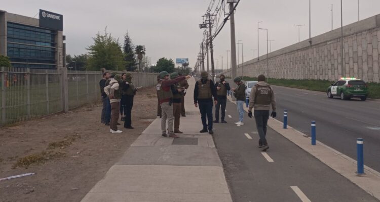 Carabinero frustra a tiros asalto contra un camión en Quilicura