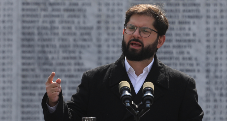 Boric tilda de “asesinos” a ejército de Israel tras ataque a escuela en Gaza: terminó con 18 muertos